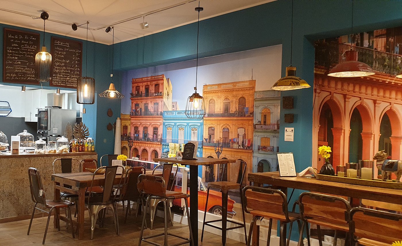 Kirschblüte Bonn Altstadt Kneipe Café B.O.B Back Office Bonn Innenbereich mit großen Fenstern, hellen Sitzplätzen und Blick auf die Altstadtstraße während der Kirschblüte