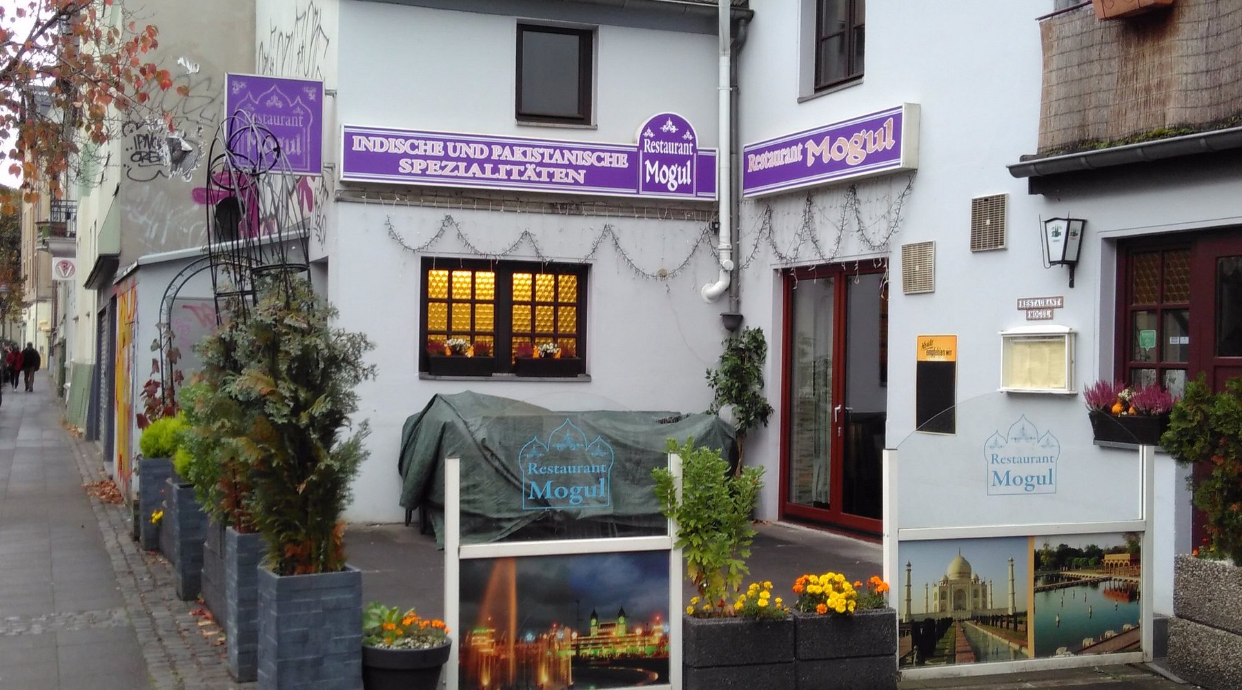 Kirschblüte Bonn Altstadt Kneipe Cafe Mogul Außenansicht mit Eingangsbereich in der Bonner Altstadt