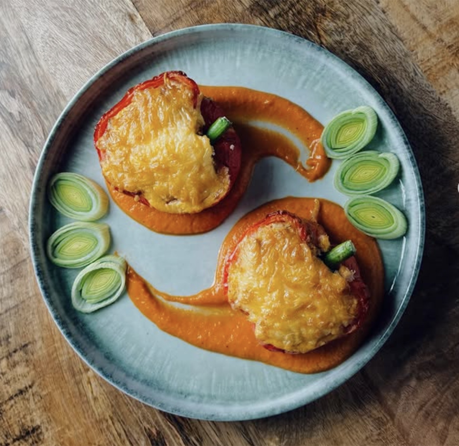 Kirschblüte Bonn Altstadt Kneipe Cafe Nowa Mowa gefüllte Paprika mit überbackenem Käse auf roter Sauce und Lauchringen