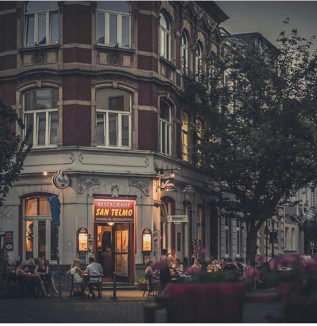 Kirschblüte Bonn Altstadt Kneipe Cafe San Telmo Innenraum mit Gästen und warmem Licht in gemütlicher Restaurantatmosphäre